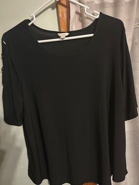 Women's Black Scoop Neck Short Sleeve Tee